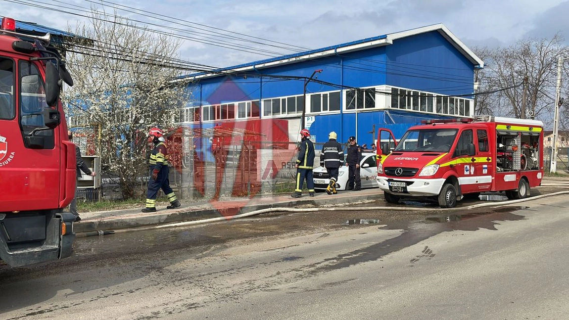 Încă un incediu puternic în Miroslava! Arde o hală de vopseluri - EXCLUSIV, GALERIE FOTO, VIDEO, UPDATE