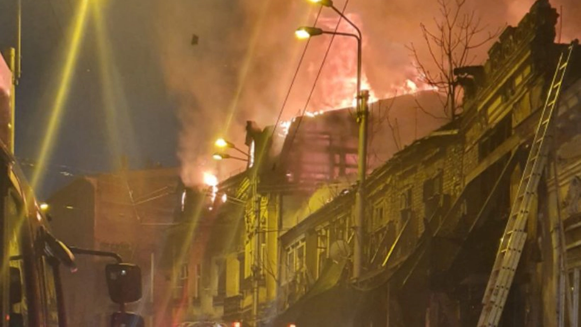 O clădire a fost cuprinsă de flăcări în București. Au intervenit 10 autospeciale de stingere cu apă si spumă - VIDEO