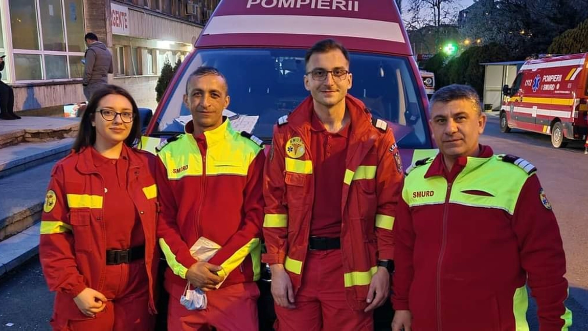 O femeie din Constanţa a născut în ambulanţa SMURD, iar apoi, dusă la spital, a mai născut o dată. Era însărcinată cu gemeni şi nu ştia acest lucru