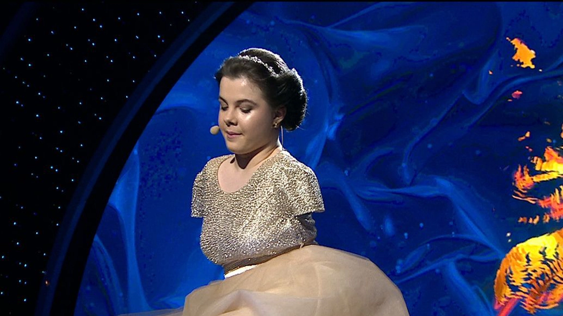 O mai țineți minte pe Lorelai Moșneguțu? Tânăra de 19 ani machiază cu picioarele şi este apreciată de zeci de mii de oameni