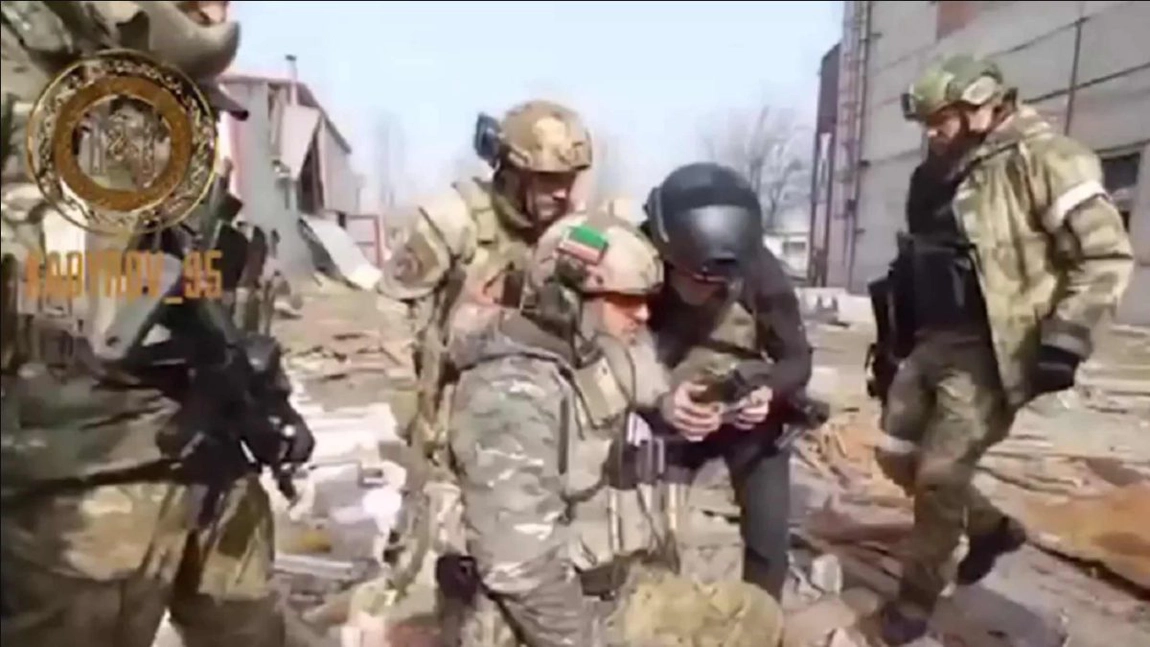 VIDEO | Noi imagini cu atacuri ale luptătorilor ceceni în Mariupol, publicate de Ramzan Kadîrov. 