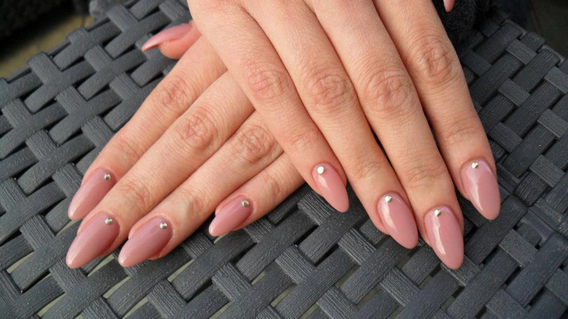 Modele unghii nude, manichiură mereu la modă și delicată