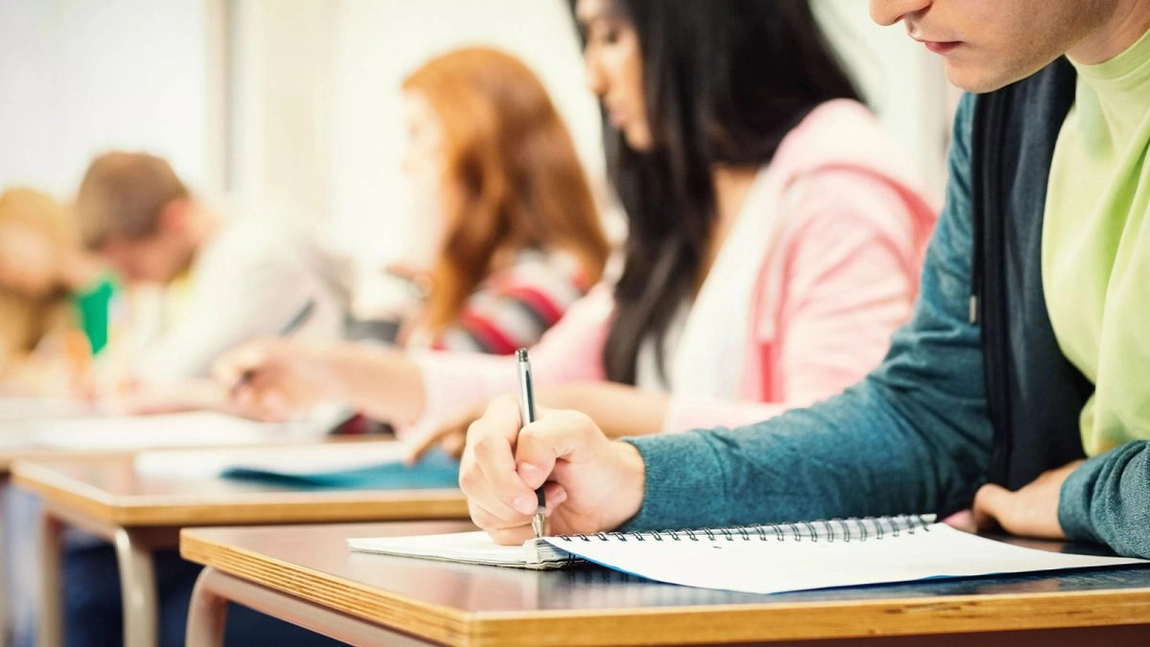 Elevii nu mai vor teze! Care este părerea profesorilor ieșeni