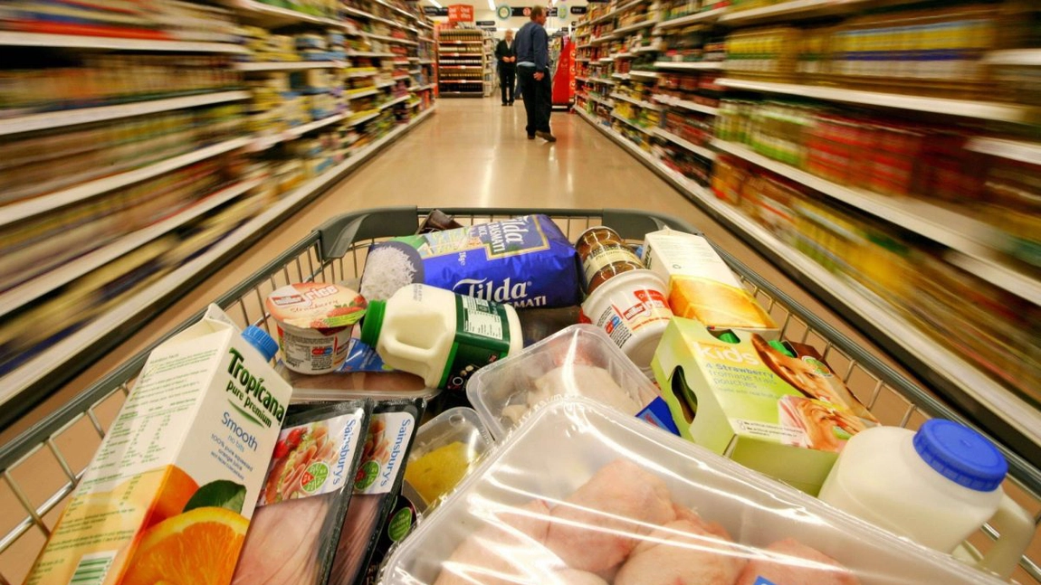 Statul român trebuie să intervină în scumpirea alimentelor! Prețuri record la rafturi pentru români