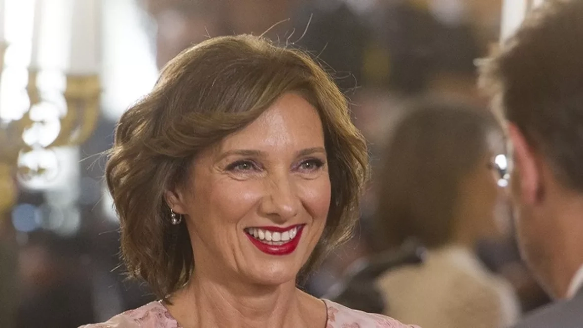 Carmen Iohannis s-a fotografiat cu elevii săi, la final de liceu. Cum și-a făcut apariția Prima Doamnă