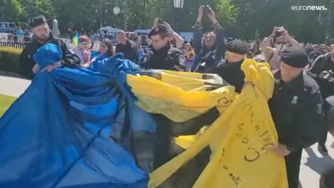 Poliţiştii din Germania au confiscat un steag ucrainean, săturându-se de protestele din Berlin - FOTO, VIDEO