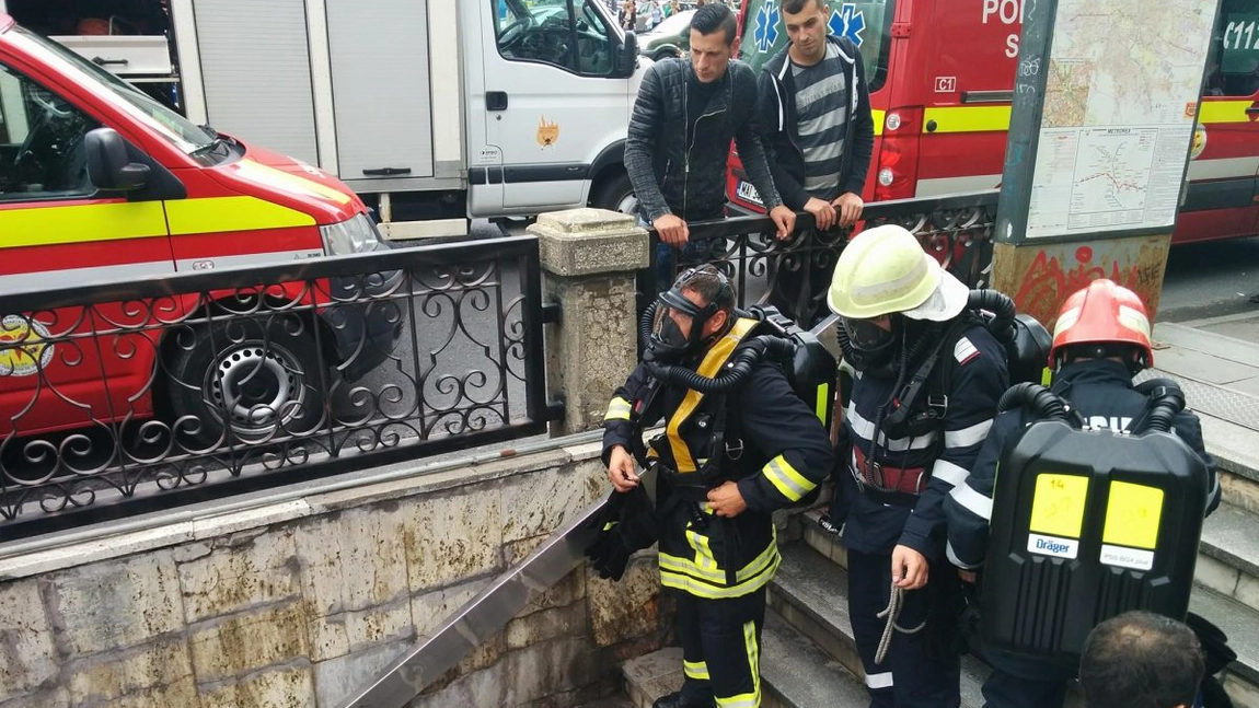 Incendiu la metroul din Bucureşti. Anchetă deschisă, după ce trei staţii au fost evacuate din cauza unui fum gros