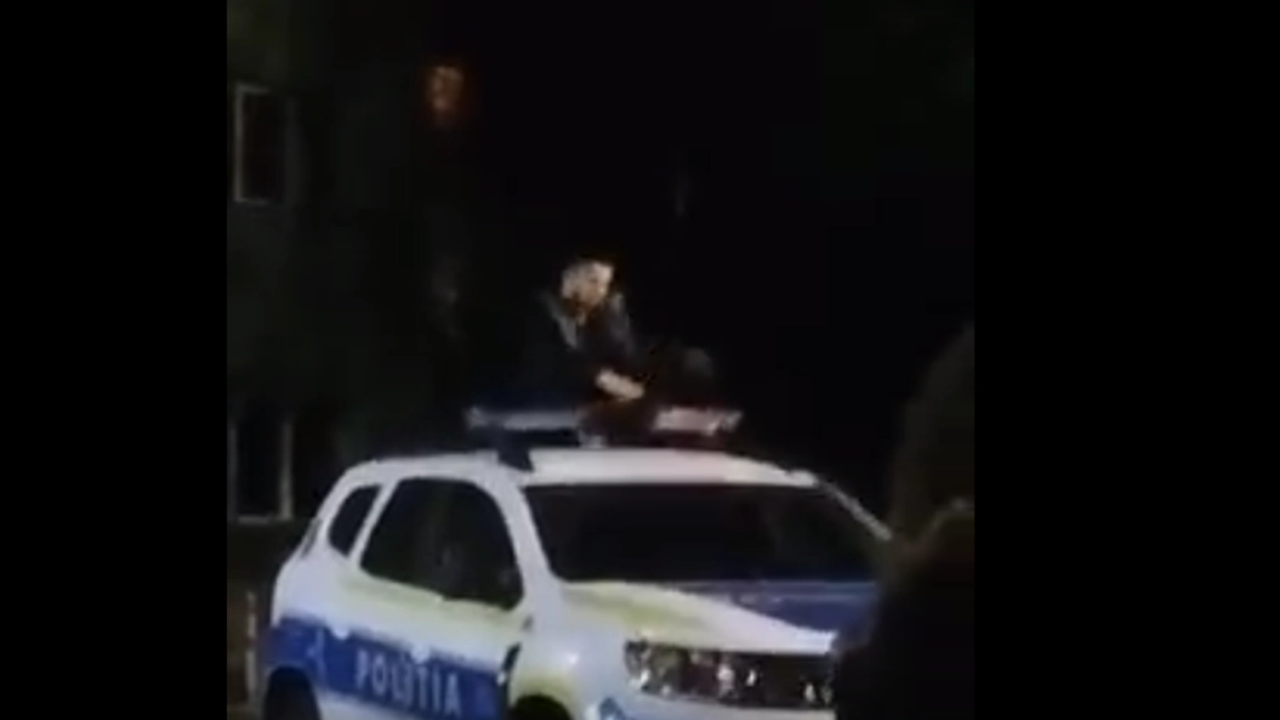 Un tânăr s-a urcat pe mașina de Poliție și a dansat pe manele. IPJ Brașov i-a deschis dosar penal - VIDEO