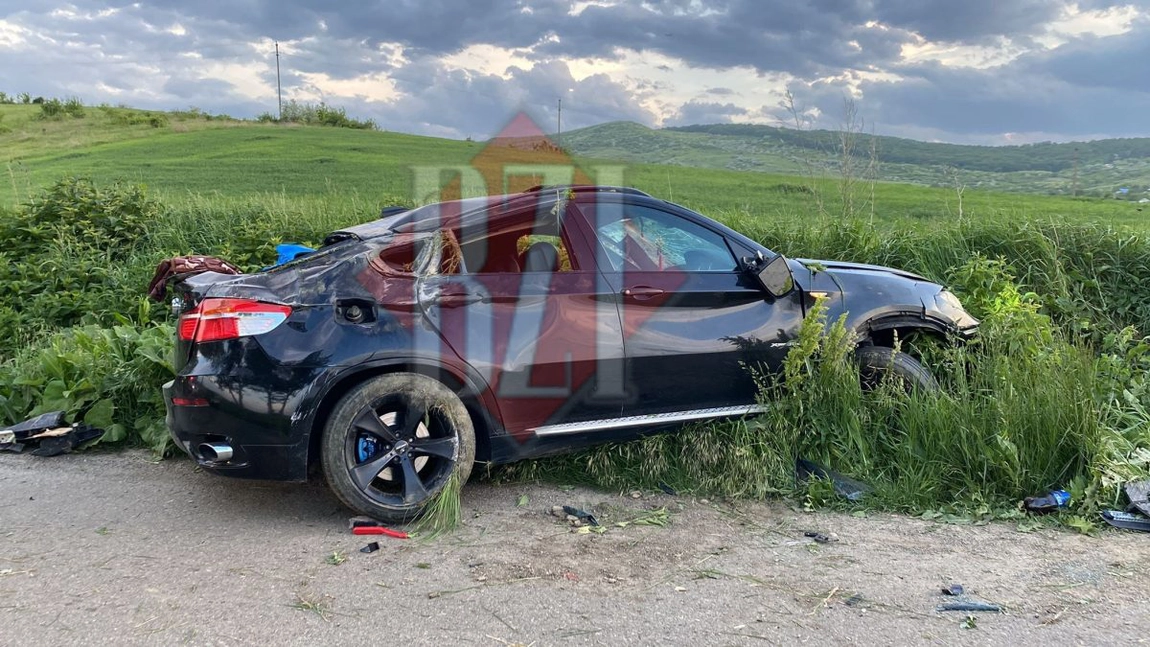 Un bolid BMW a fost făcut praf la Hadâmbu. Șoferul și pasagerii au fugit de la locul accidentului. Sunt urme de sânge în interior - EXCLUSIV, UPDATE, GALERIE FOTO, VIDEO