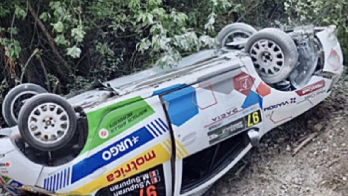 Doi piloţi s-au răsturnat cu maşinile de concurs la Raliul Argeşului