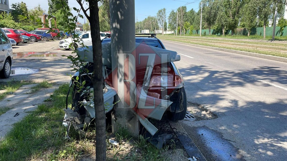 Accident rutier pe Calea Chişinăului. Şoferul unui Mercedes a intrat într-un stâlp - EXCLUSIV, FOTO, VIDEO