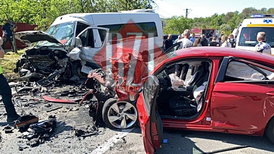 Accident grav la Iaşi! Impact frontal între un microbuz şi un autoturism. Sunt mai multe victime - EXCLUSIV, GALERIE FOTO, LIVE, UPDATE