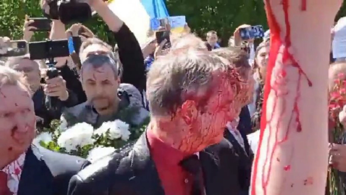 De Ziua Victoriei, ambasadorul Rusiei la Varșovia a fost stropit cu vopsea roșie