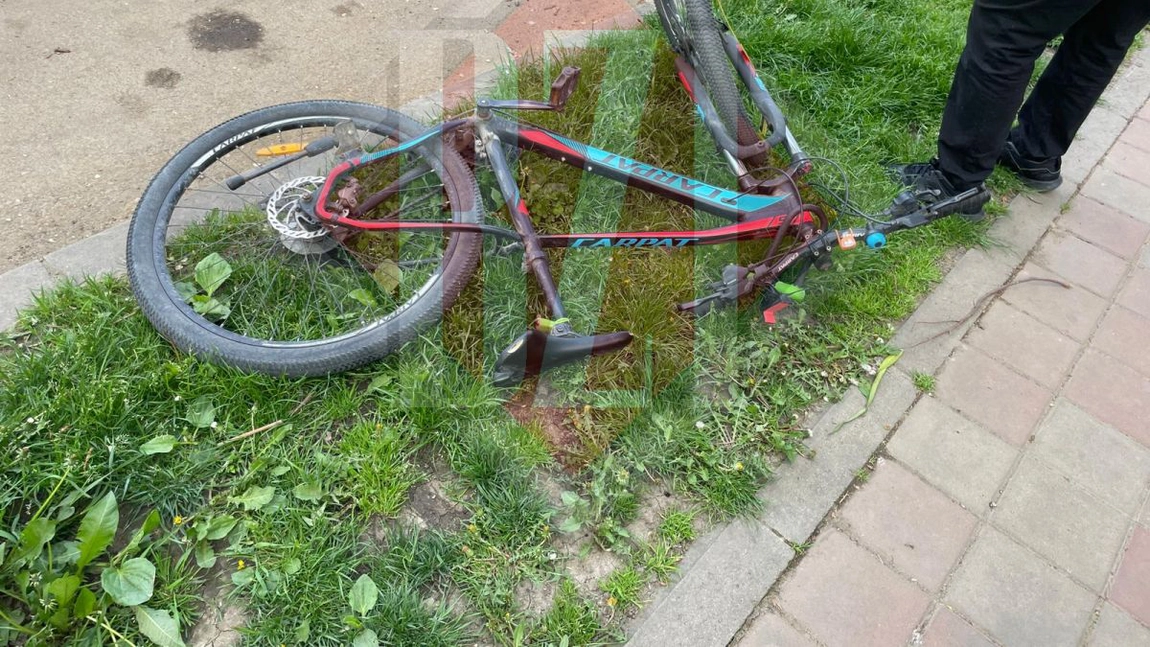 Un biciclist a acroșat un pieton pe Strada Arcu, municipiul Iași. Victima are nevoie de îngrijiri medicale - EXCLUSIV, FOTO