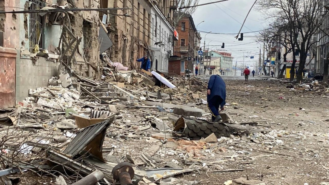 Camioanele ruşilor ce conţin inscripţia „ajutor umanitar” ar scoate de fapt cadavrele civililor din Mariupol