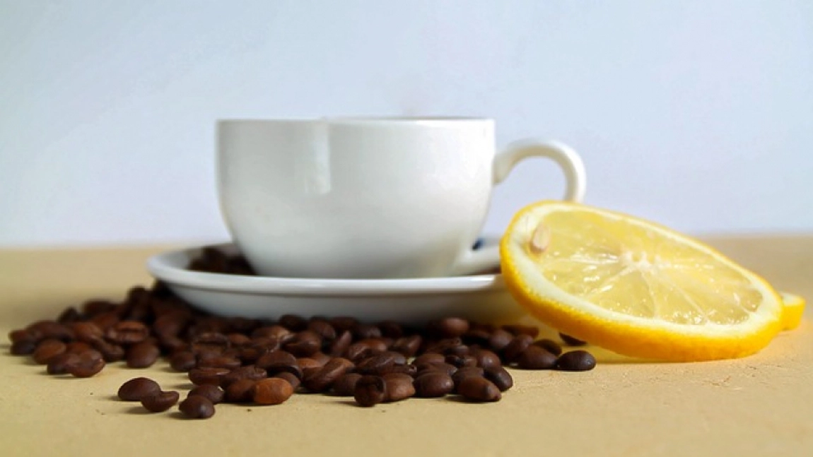 Cafeaua cu lămâie este indicată pentru slăbit? Află care sunt beneficiile și contraindicațiile acestei băuturi