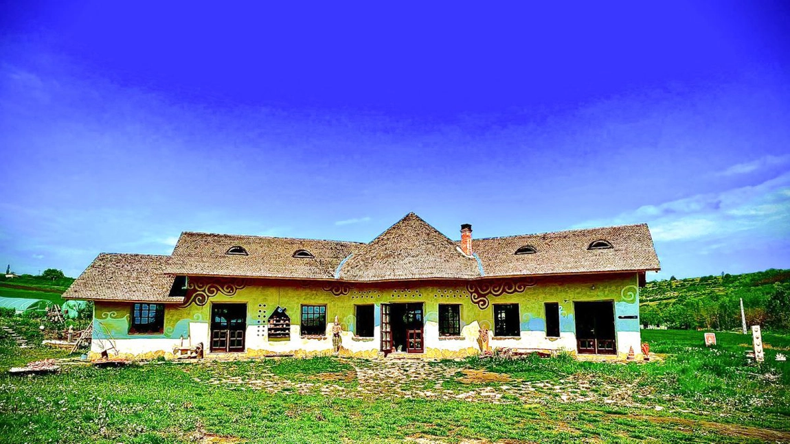 Moșia privată cu aer boieresc care te lasă fără suflare! Este o casă unicat la Iași și puțini sunt cei care și-ar permite așa ceva. Modelul este vechi de 7.000 de ani - FOTO, VIDEO