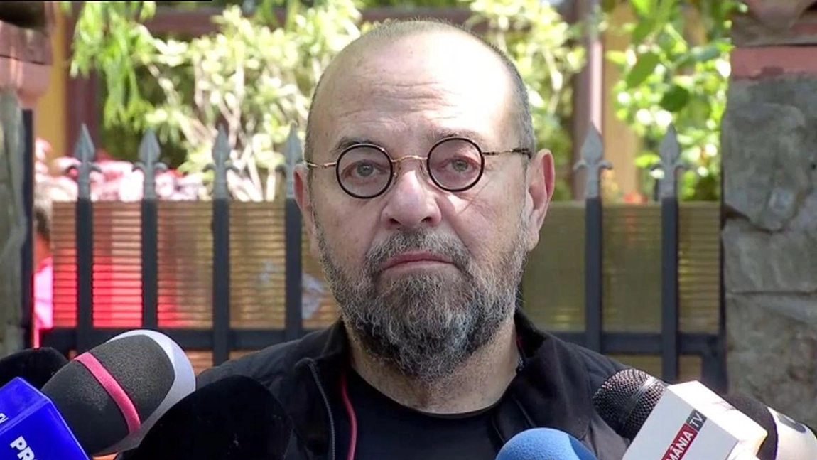Sute de persoane îl susţin pe Cristian Popescu Piedone, în faţa Penitenciarului Rahova
