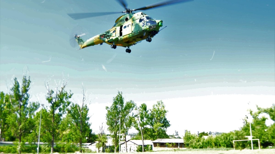 Iată imaginile de la exercițiul militar al Bazei 95 Aeriene din Bacău. Un elicopter Puma a survolat Iașul - FOTO