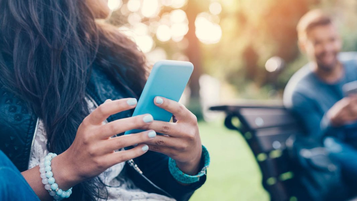 Ce este Tinder și cum se folosește? Iată ce trebuie să știi despre aplicația în care îți poți găsi sufletul pereche