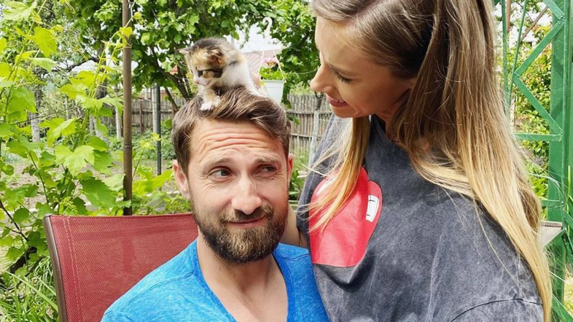 Au venit împreună, s-au distrat separat. Dani Oțil a stat cu asistenta de la Neatza, iar Gabriela Prisăcariu a rămas cu fetele în club