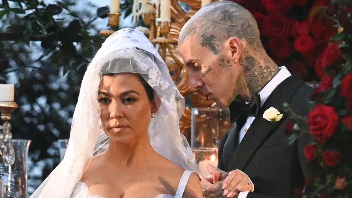 Sora cea mare a lui Kim Kardashian, Kourtney, s-a măritat la 43 de ani. Pe voal a avut brodat chipul Fecioarei Maria