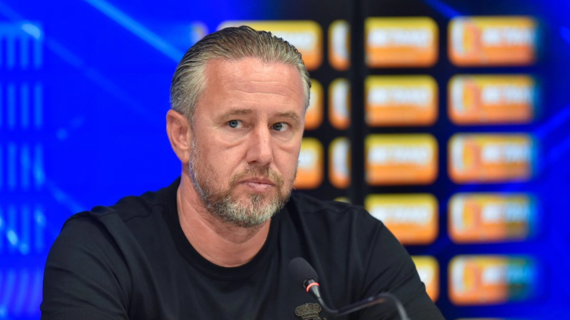 Laurențiu Reghecampf a postat prima imagine cu chipul celui de-al treilea fiu al său! Ce nume a ales pentru băiețel?