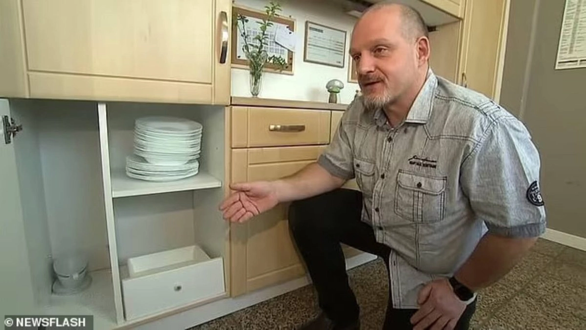 A cumpărat mobilă veche și a găsit o adevărată avere ascunsă în sertare. Ce a făcut cu banii