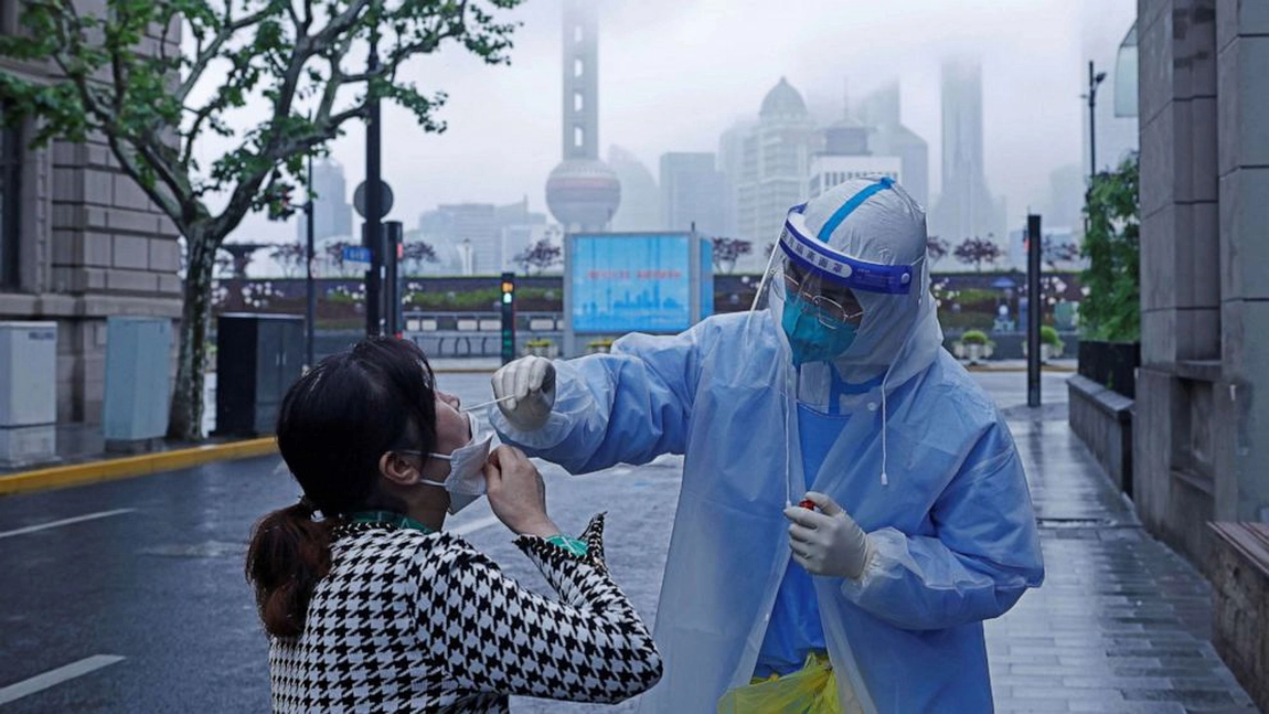 Drepturile omului nu mai există în Shanghai: Metropola chineză bagă în centre de izolare și persoanele testate negativ