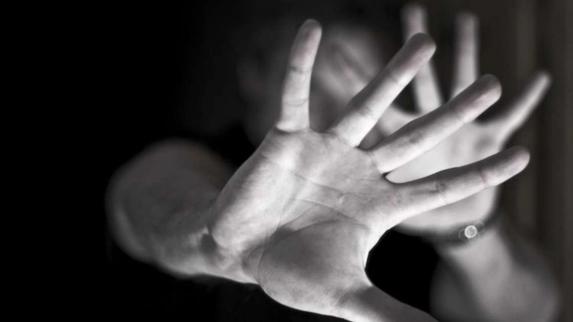 Un soț și-a agresat soția, a închis-o în casă și a făcut prăpăd pe șosea, în Maramureș