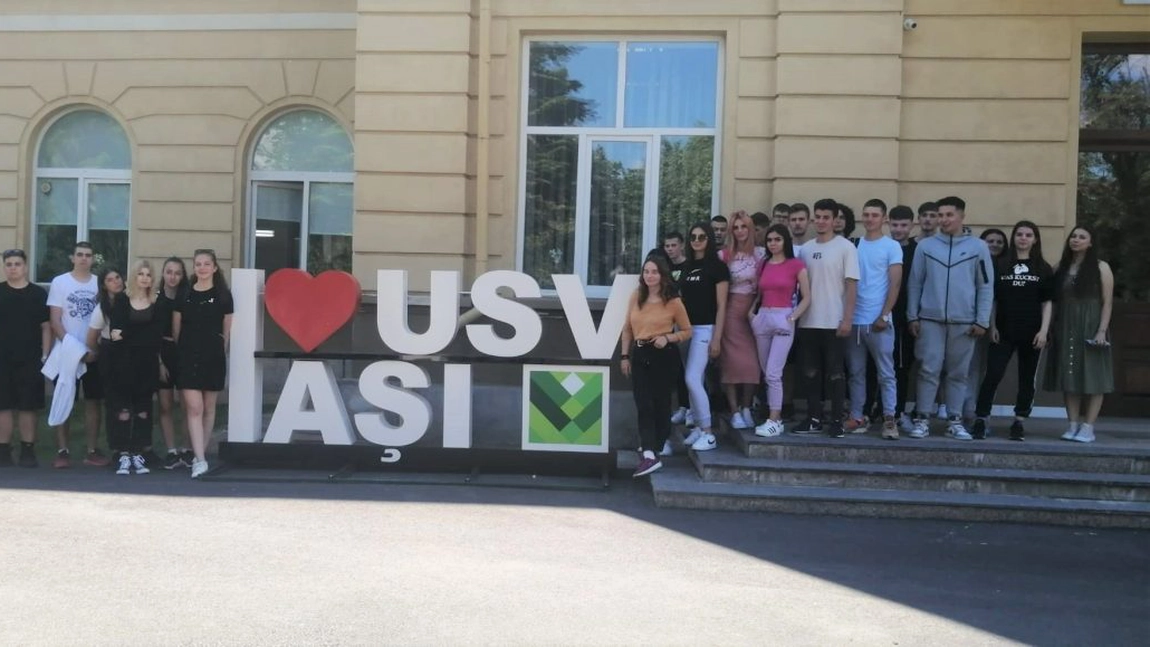 Zeci de elevi din Moldova, în vizită la prezentarea ofertei academice la Universitatea de Științele Vieții din Iași - GALERIE FOTO