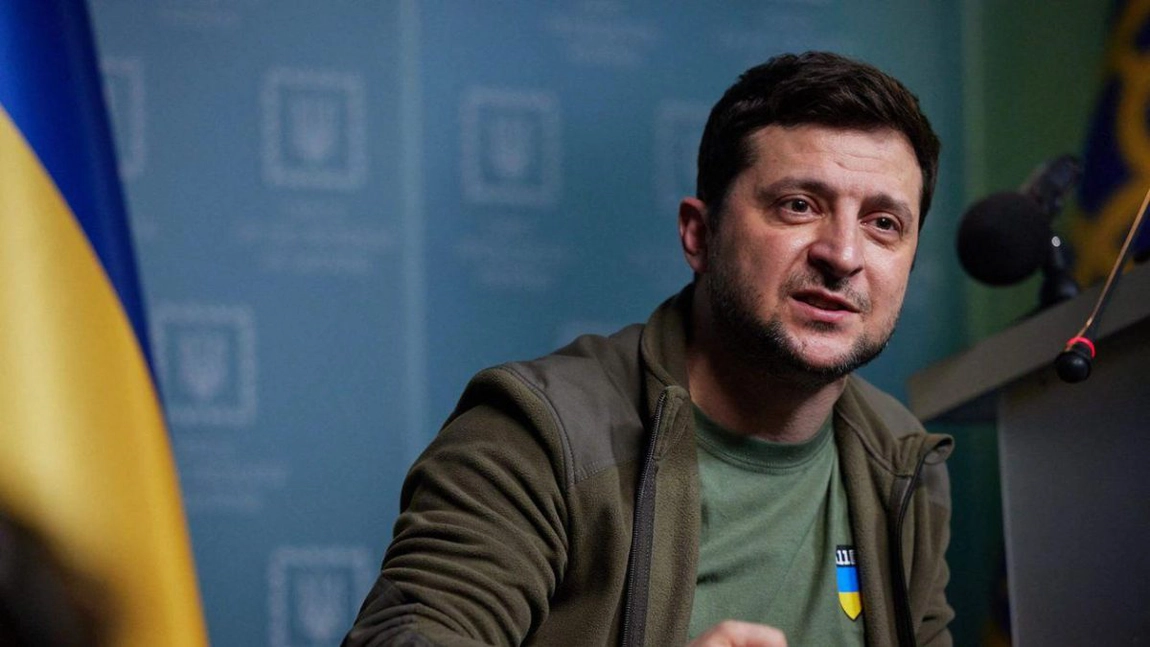 Primul grup de 100 de persoane a părăsit combinatul siderurgic Azovstal de la Mariupol, anunță Volodimir Zelenski