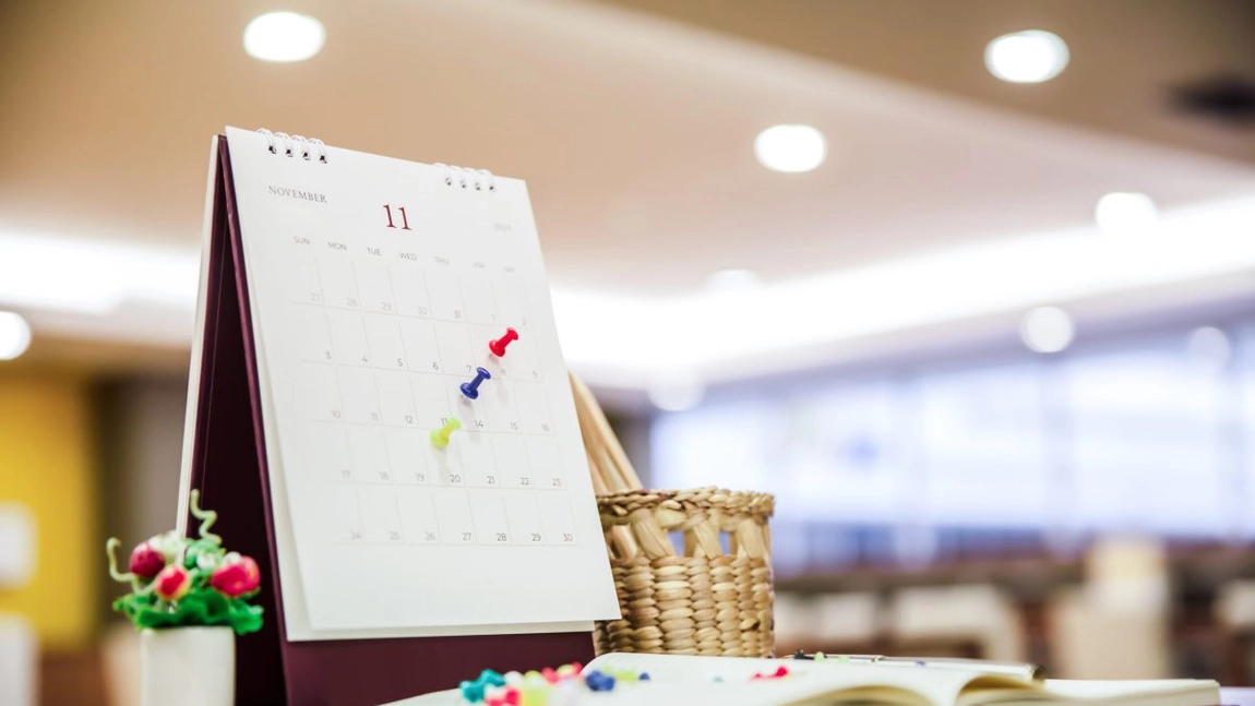 Mai multe zile libere pentru români! Legea care oferă 3 zile de weekend, discutată în Parlament