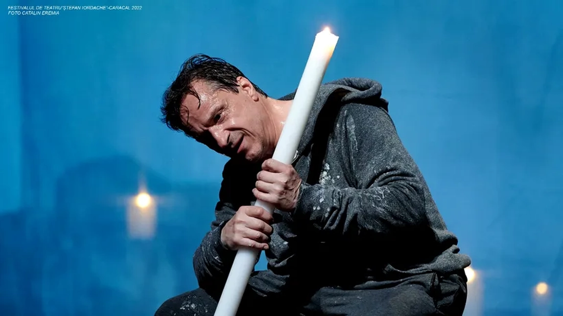 Festivalul de Teatru Ștefan Iordache. Claudiu Bleonț, regal actoricesc. Ca la Facerea Lumii, cu lumânarea în mână, Paracliserul caută calea, adevărul și viața