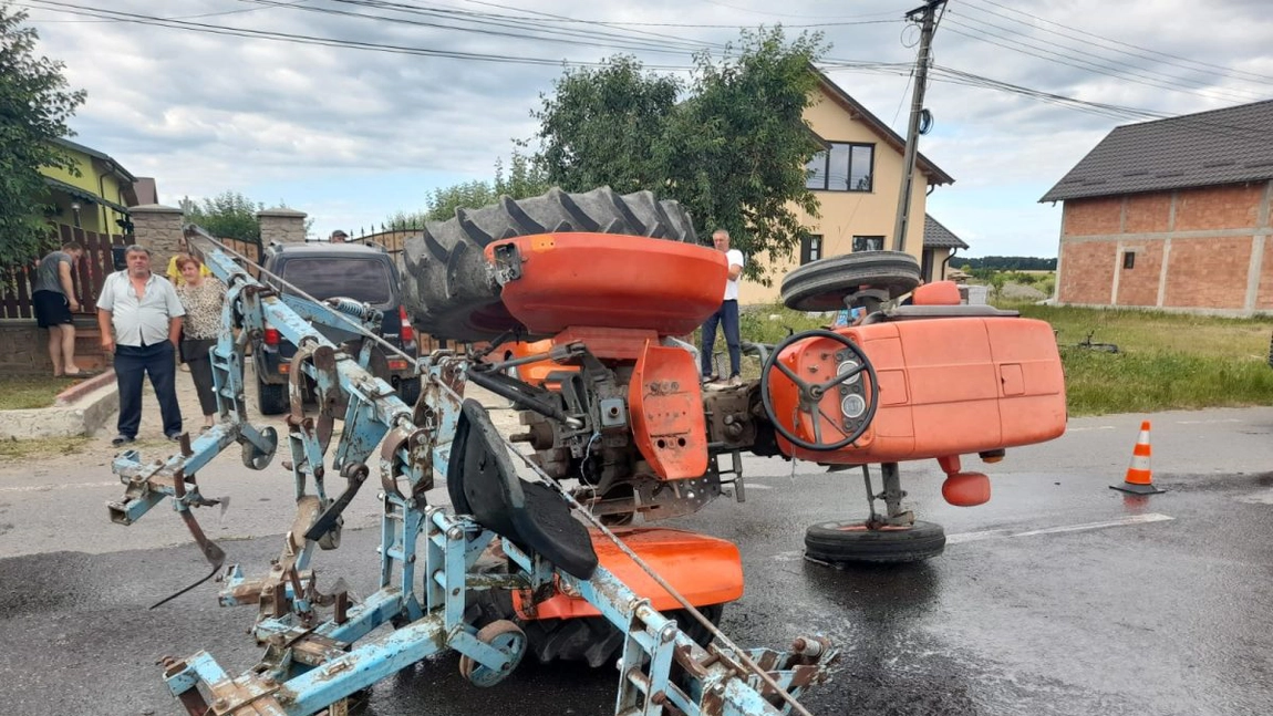 Accident rutier în județul Iași. Au fost implicate un autoturism și un tractor - EXCLUSIV, FOTO