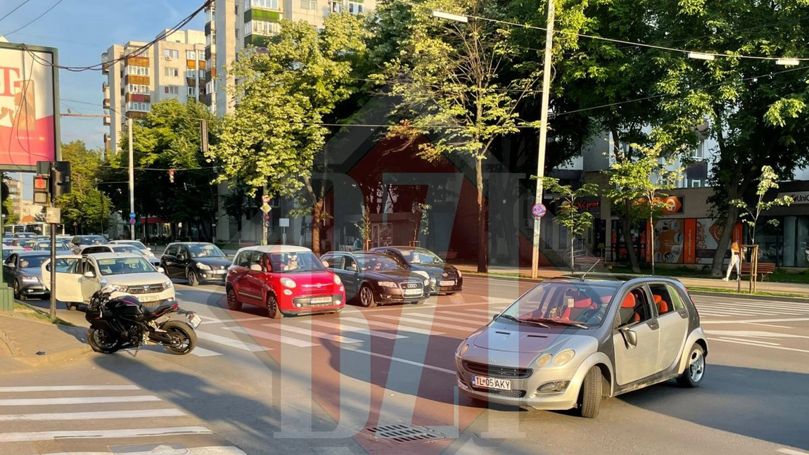 Accident rutier pe Bulevardul Independenței. O motocicletă și un autoturism au fost implicate - EXCLUSIV, FOTO, VIDEO