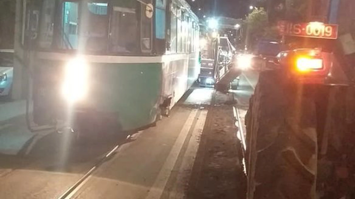 Accident pe strada Arcu din Iași! Un tramvai a intrat în cuva unui tractor de la Citadin SA!