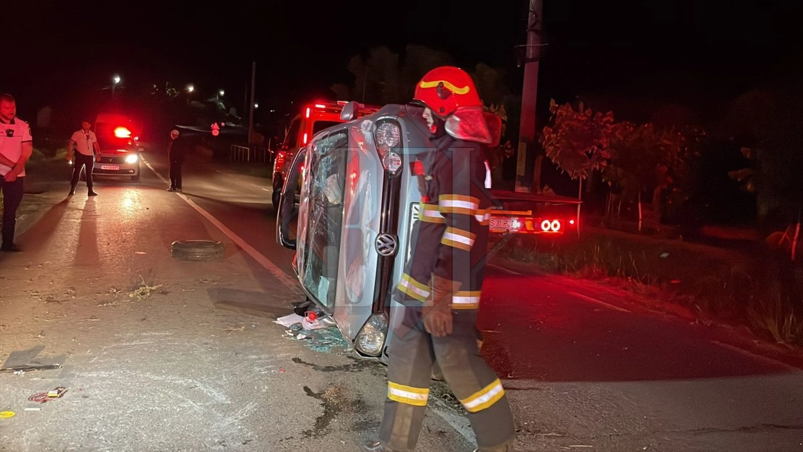 Accident rutier în Iași unde un şofer a fugit după ce s-a răsturnat cu mașina - EXCLUSIV/FOTO, VIDEO