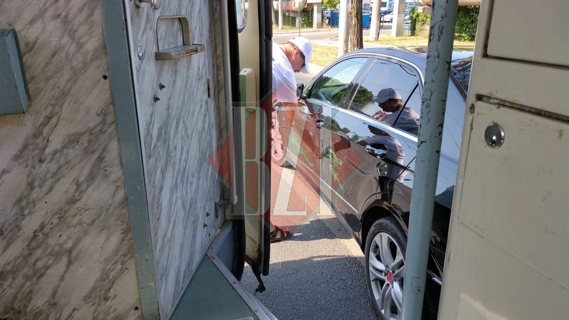 Accident rutier în Tudor Vladimirescu. Un autoturism a intrat în coliziune cu un tramvai CTP Iaşi - EXCLUSIV, FOTO