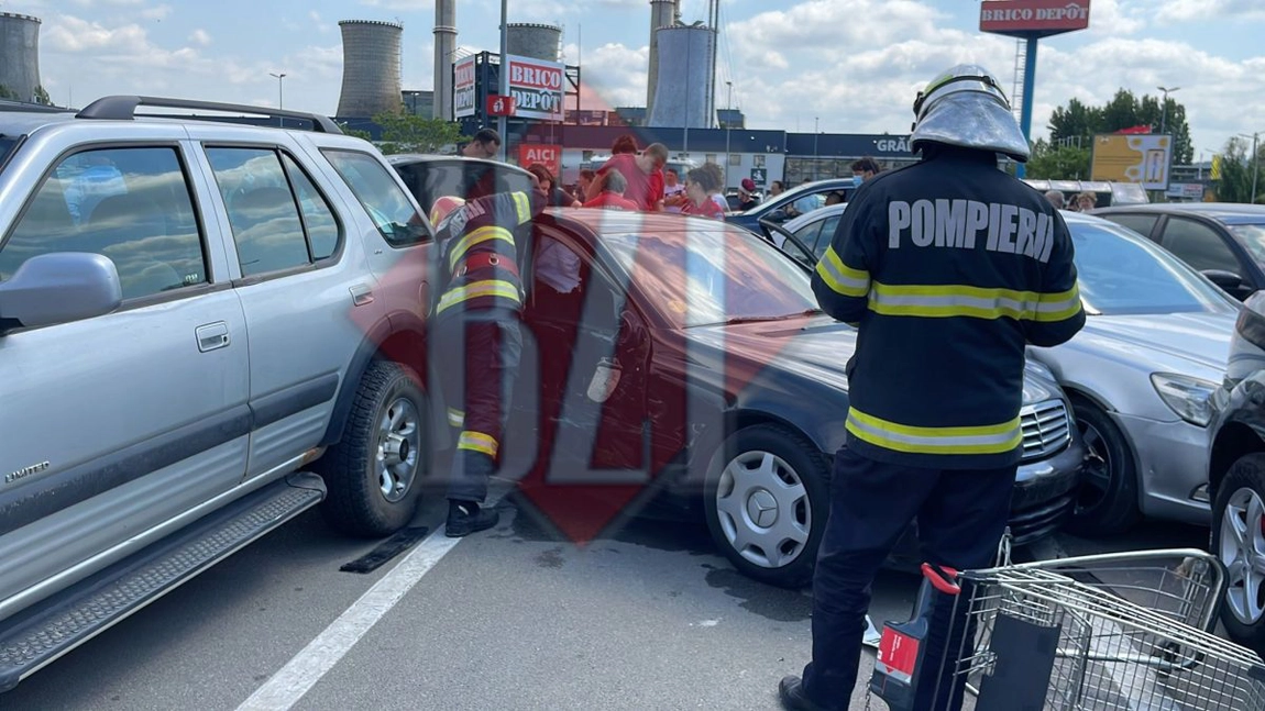 Accident rutier pe bulevardul Tudor Vladimirescu. Au fost implicate șase autoturisme, iar o persoană este încarcerată - EXCLUSIV, GALERIE FOTO, LIVE, UPDATE