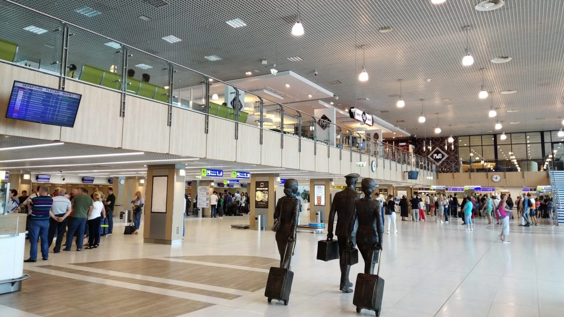 Cum obțineți banii înapoi pentru un zbor anulat. Situațiile în care firma oferă mâncare, apă, cazare și transport