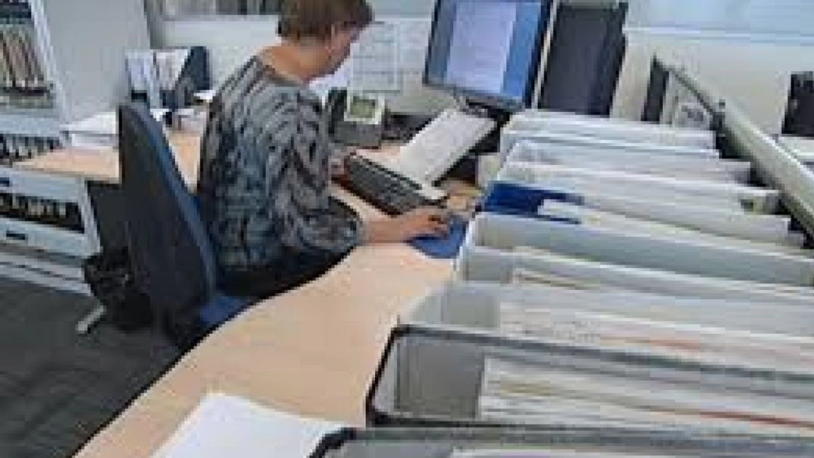 Guvernul dezbate astăzi dacă de la 1 iulie se vor suspenda angajările la stat. Ce posturi vor face excepţie