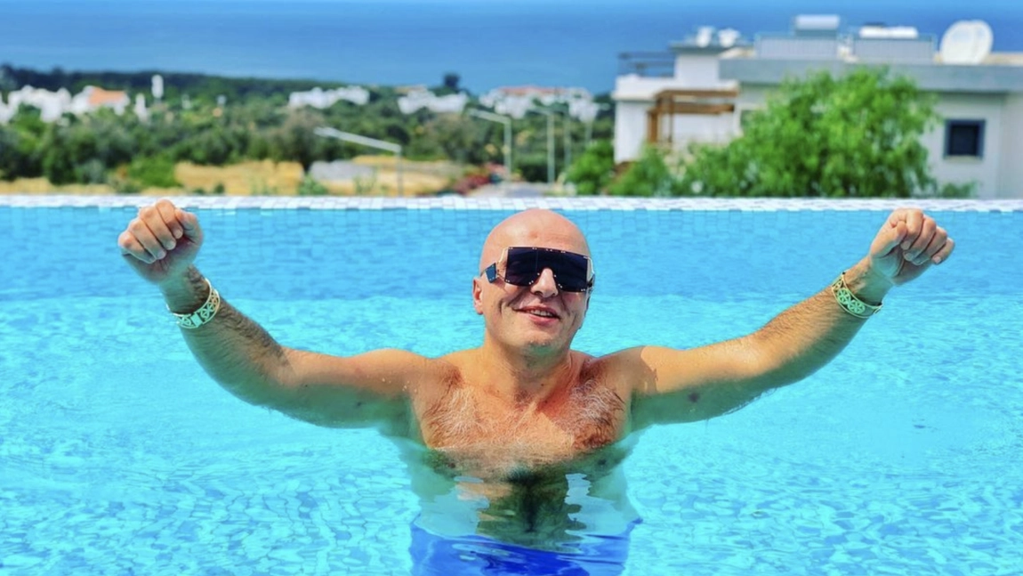Câți ani are Costi Ioniță? Artistul a rămas cu un gust amar după vacanța din Grecia