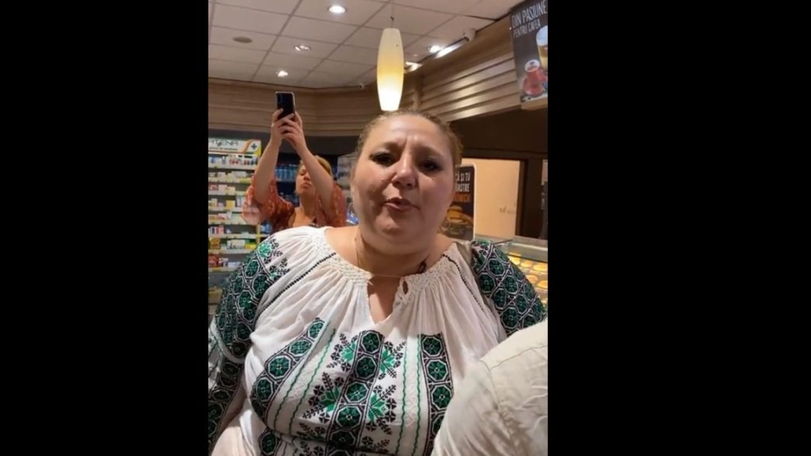 Diana Șoșoacă și un alt deputat joacă hora într-o benzinărie: „Ieșiți în toate orașele, blocați toate benzinăriile!” - VIDEO