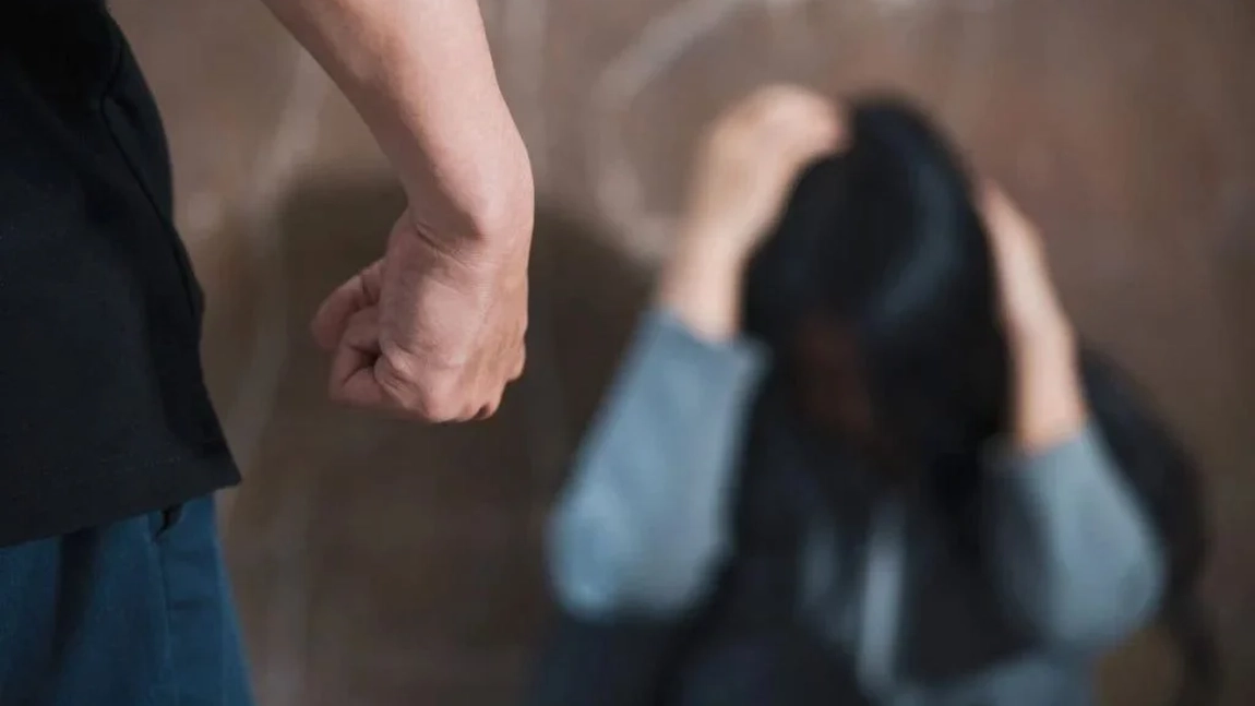O femeie însărcinată din județul Iași, bătută cu bestialitate de bărbatul alături de care mai are un copil de trei ani