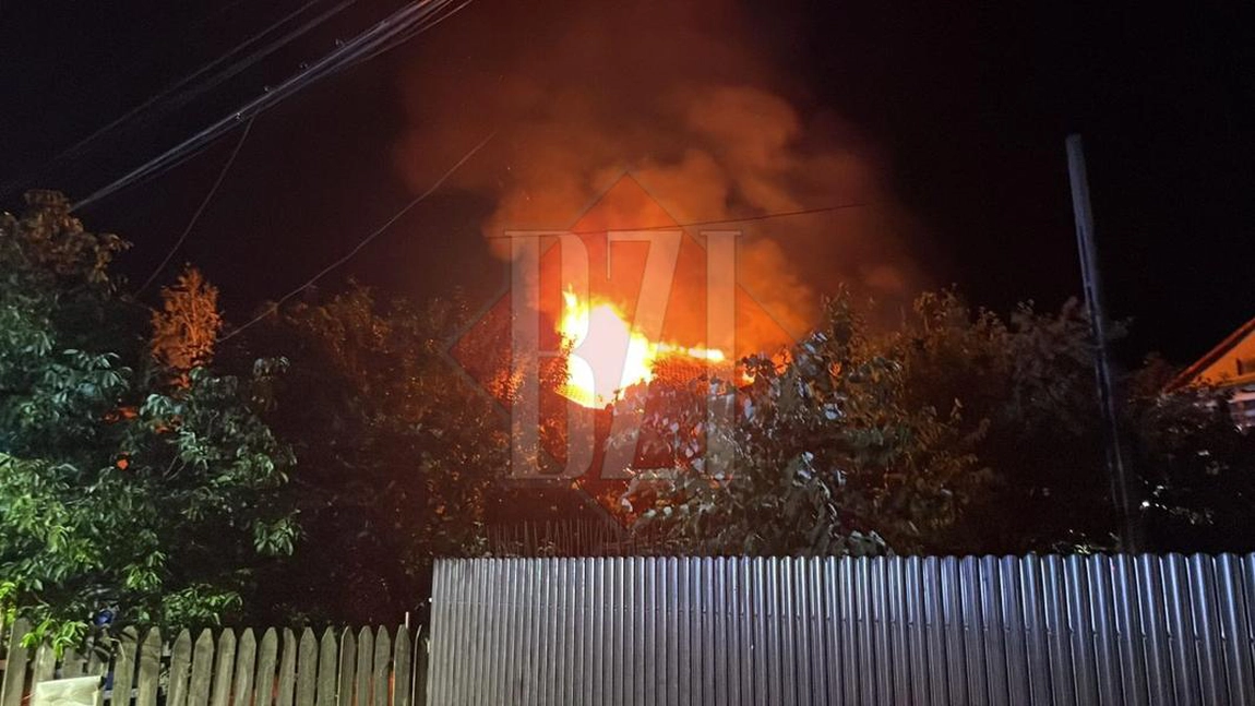 Incendiu la o casă în județul Iași. Pompierii au intervenit de urgență - EXCLUSIV, FOTO/LIVE VIDEO