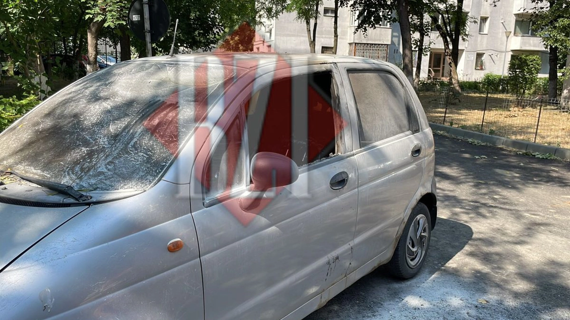 Un autoturism a fost cuprins de flăcări în municipiul Iași. Pompierii acționează de urgență - EXCLUSIV, GALERIE FOTO, UPDATE