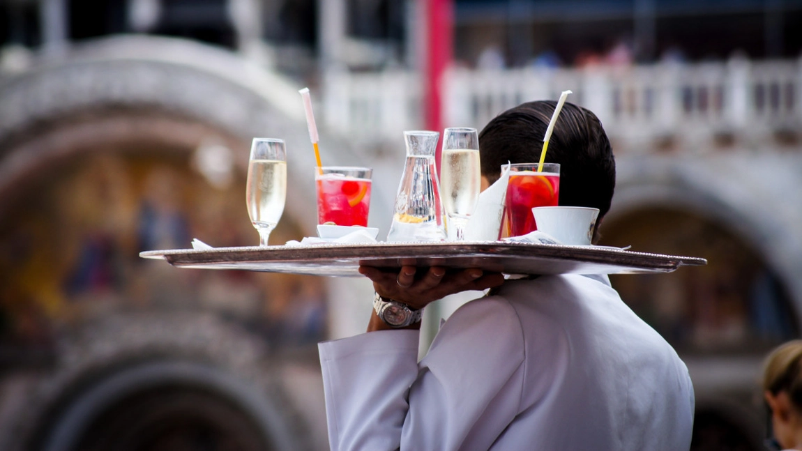 Joburi pe litoralul românesc cu salarii uriașe. Hotelurile caută personal