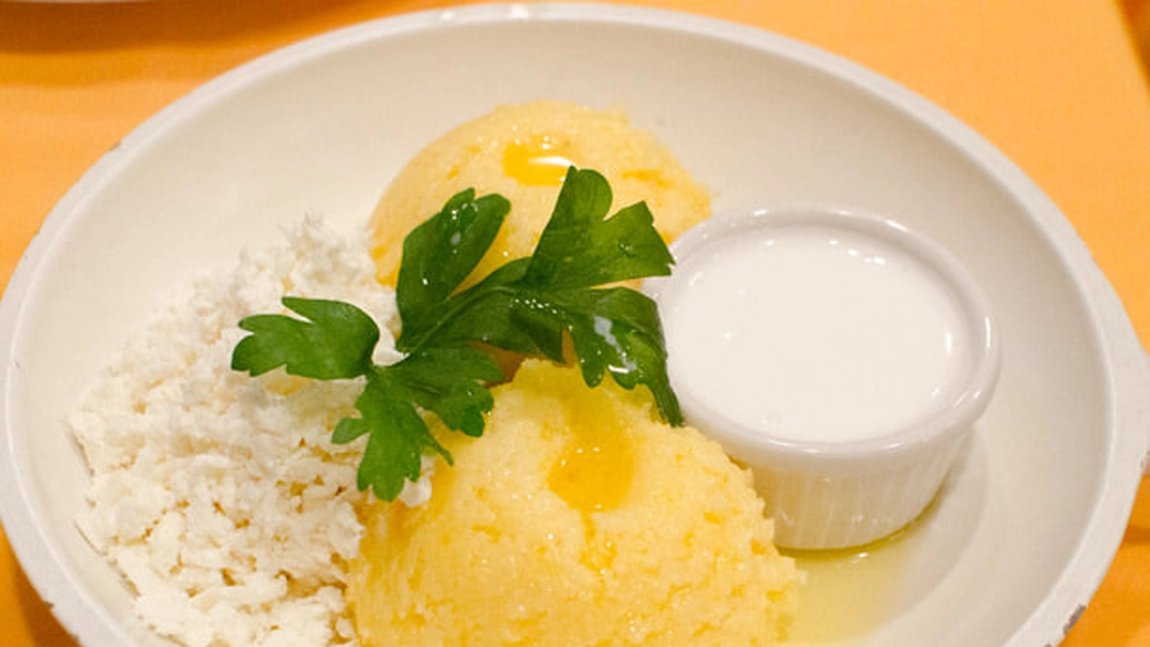 Mămăliga cu brânză și smântână, una dintre cele mai delicioase preparate specifice bucătăriei tradiționale românești. Iată câte calorii are