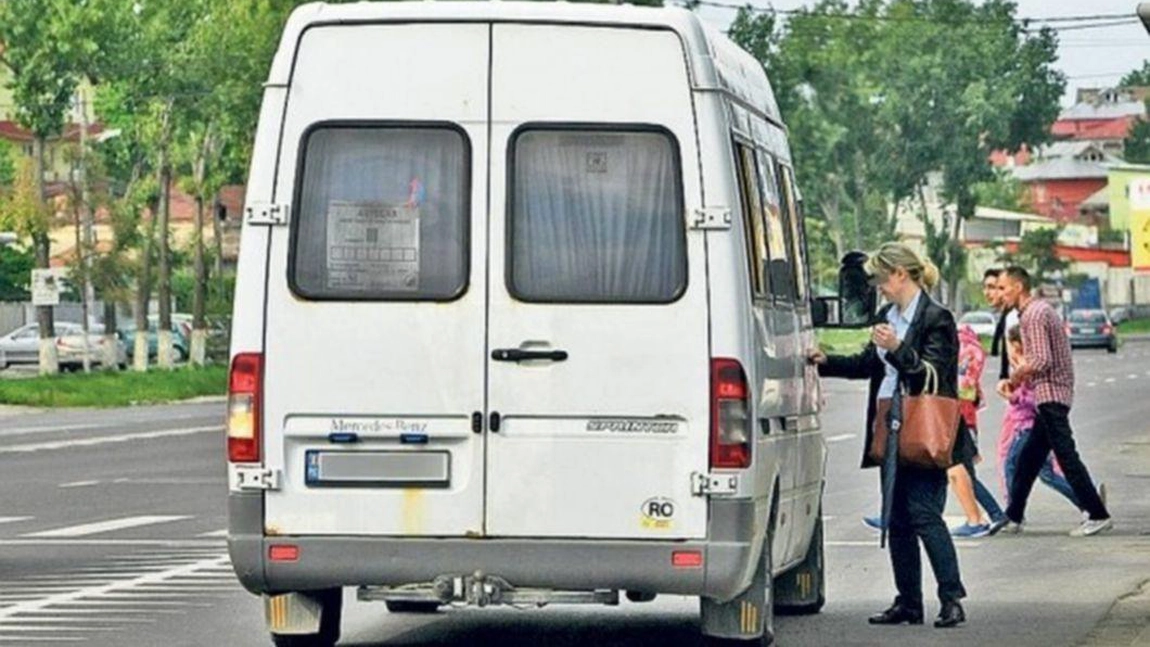 Navetiștii din Vișan au ajuns la disperare! Se pleacă cu 40 de oameni într-un maxi-taxi de 18 locuri!